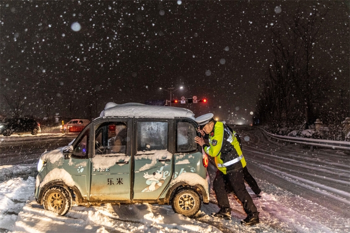 20《交警雪夜执勤》1