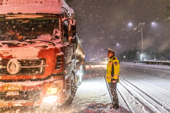 20《交警雪夜执勤》2