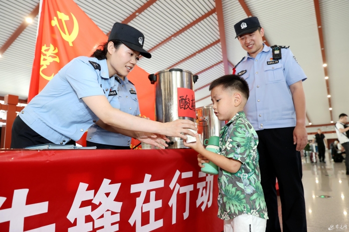 （全媒）夏日炎炎，宿迁铁警为旅客送上清凉(8905487)-20240805085136