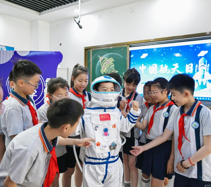 航天科普进校园 点燃少年科技梦(分离图)(12783453)-20250425083534