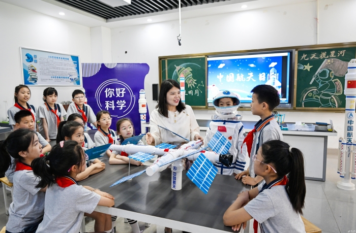 航天科普进校园 点燃少年科技梦(分离图)(12783452)-20250425083552
